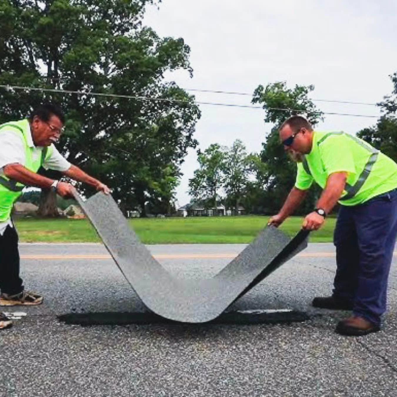 Instalación de American Road Patch desplegado sobre el pavimento.