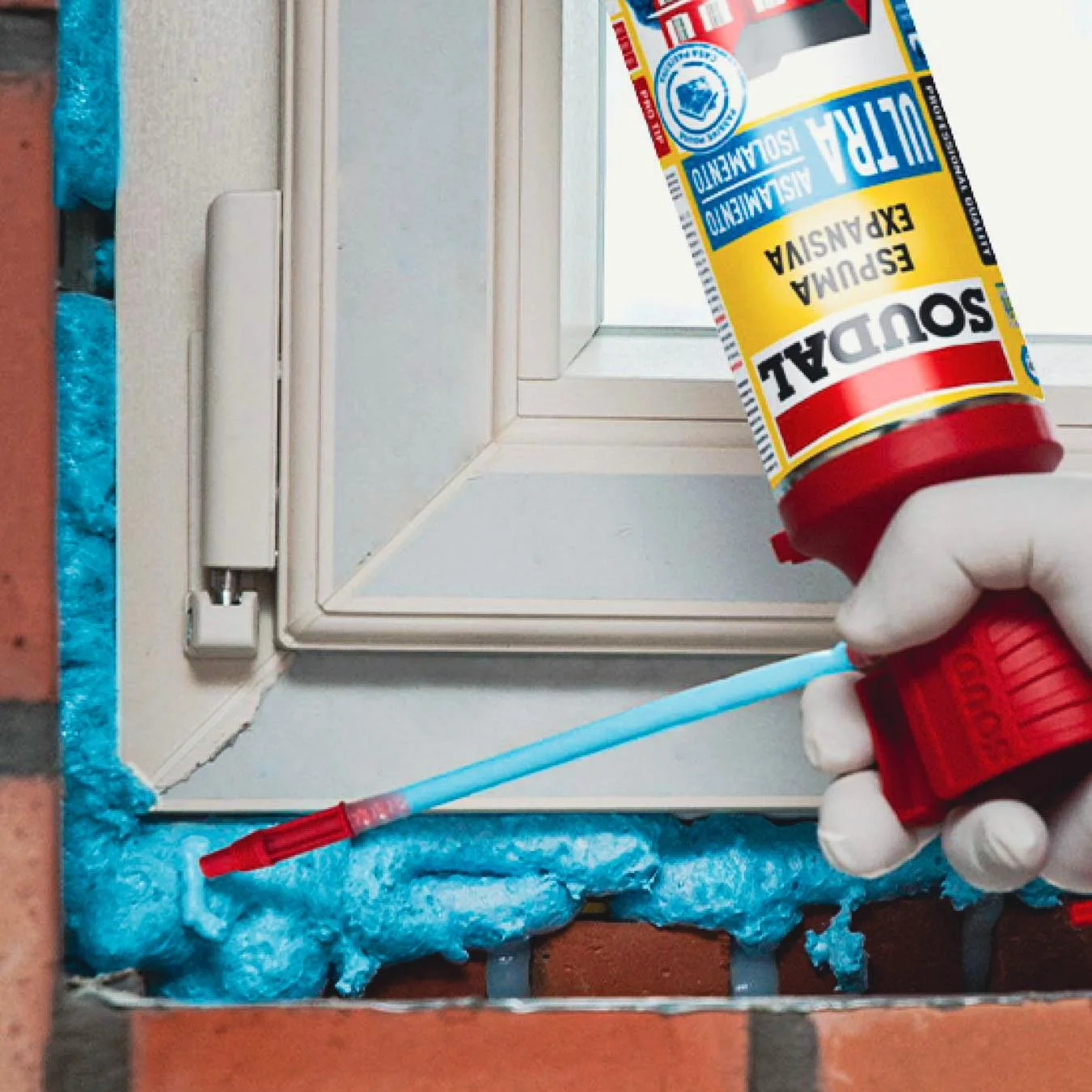 Aplicación de espuma de poliuretano Soudal en marco de ventana.