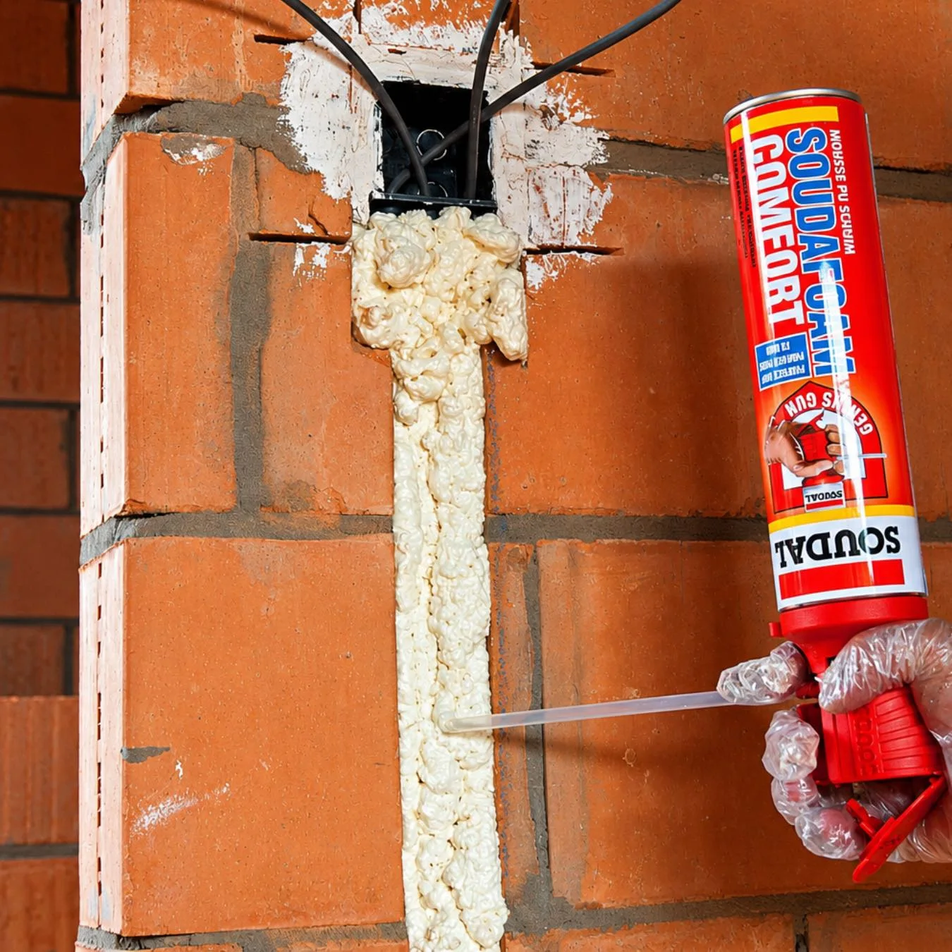 Aplicación de espuma PU Soudal en muro de ladrillo para relleno de cavidad.