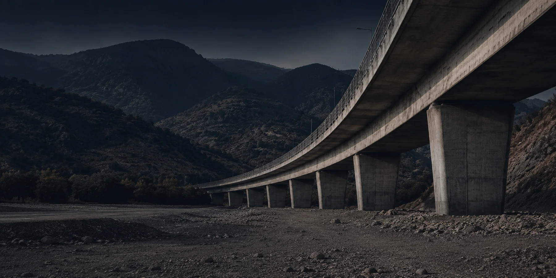Puente de infraestructura vial con tratamiento oscuro y cinematográfico.
